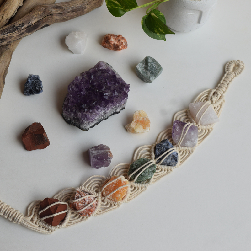 Amuleto 7 Chakras em macramê com sete pedras naturais